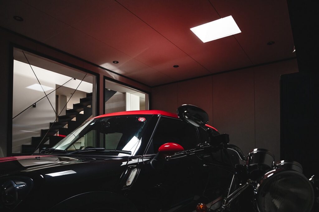 美観を重視した無機質なガレージ空間。配線工事で塩ビ管が露出することへの違和感を説明するための写真