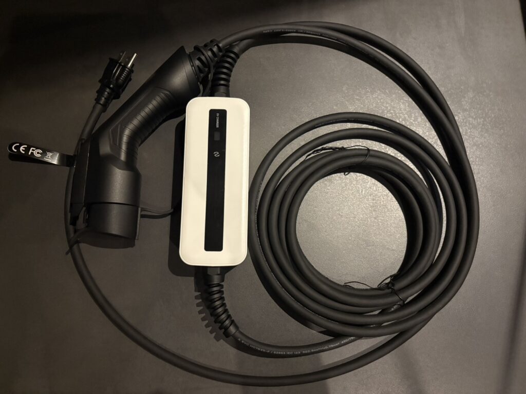 Morec製EV充電器（100〜240V対応、6mコード）。Honda N-VAN e:の100V充電で使用中。
