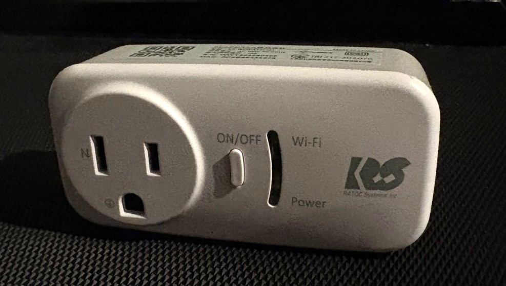 ラトックシステムのWi-FiワットチェッカーRS-WFWATTCH2本体。コンセント計測用。