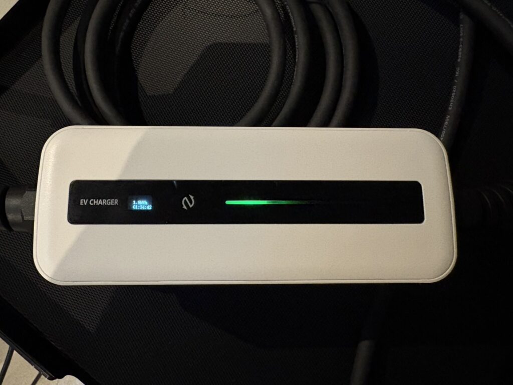 N-VAN e: 自宅でのEV充電中 社外100V/200VポータブルEV充電器