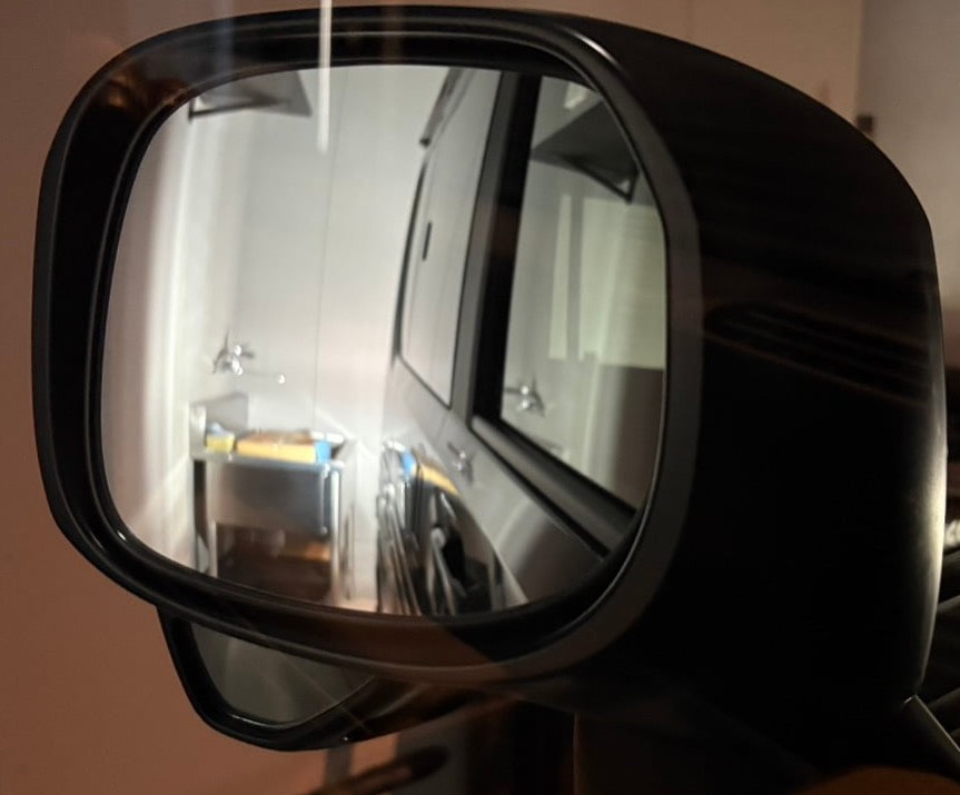 LEDバックランプ点灯時の明るさで、サイドミラーから後方が鮮明に映るN-VAN e