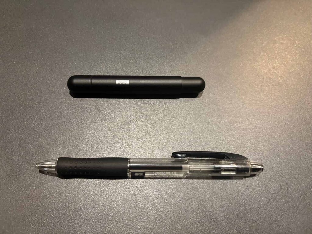 通常のボールペンとラミーピコのサイズ比較（収納時の長さの違い）
