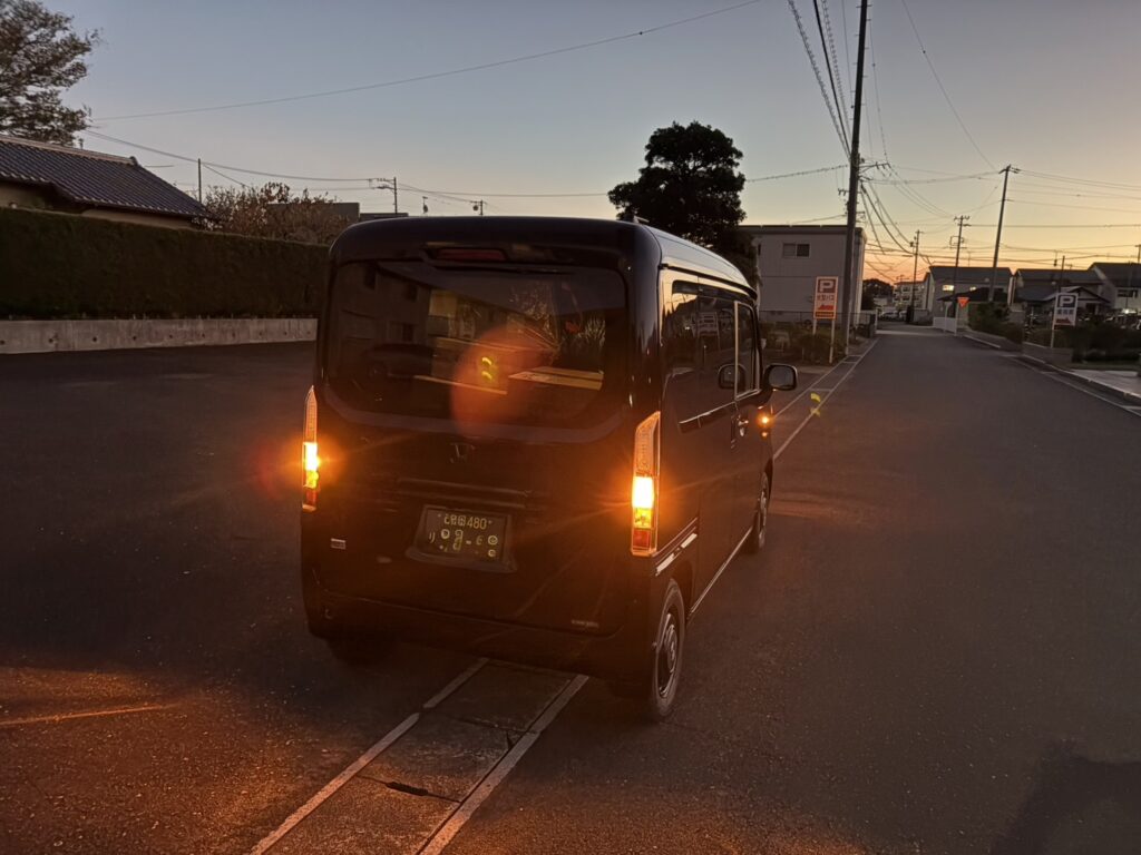 夕方の道路に停車するN-VAN e:。17時台の西日が車体を照らす、Amazonフレックス夜間ブロック出発直後の様子。