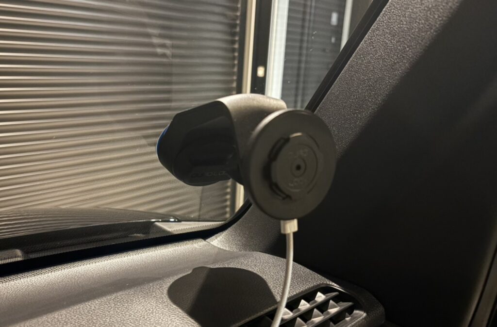 N-VAN e:のフロントガラスに取り付けたクアッドロックのマウントヘッドを、マグセーフ対応の充電ヘッドに交換した様子。