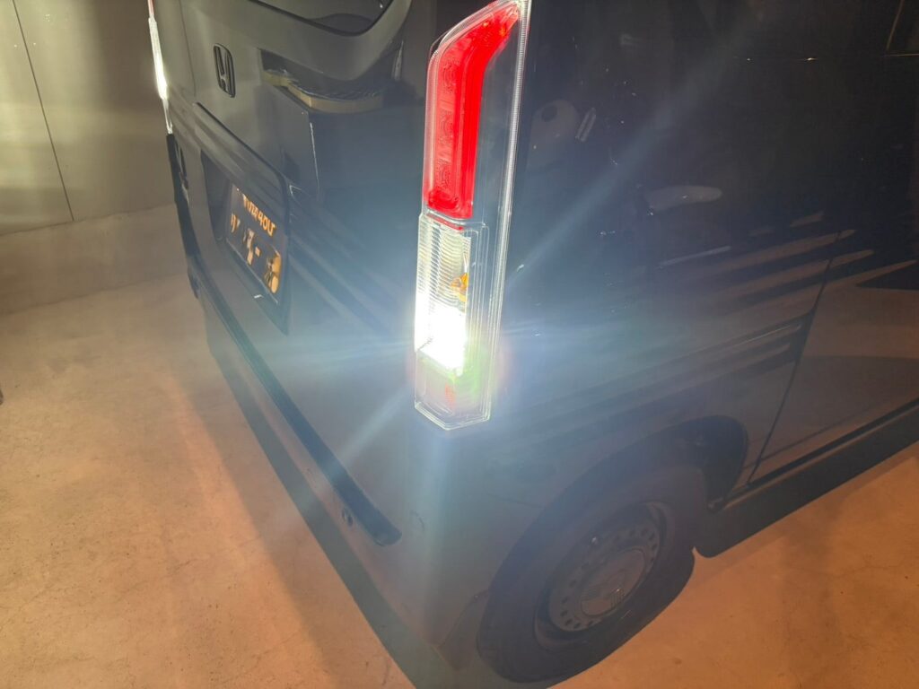 LEDバックランプを点灯したN-VAN eのテールランプ部。光量が大幅に向上