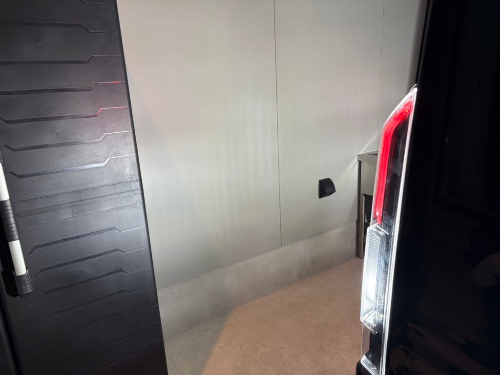 LEDバックランプに交換したN-VAN eの後方照射。夜間でも壁と床が明るく見える