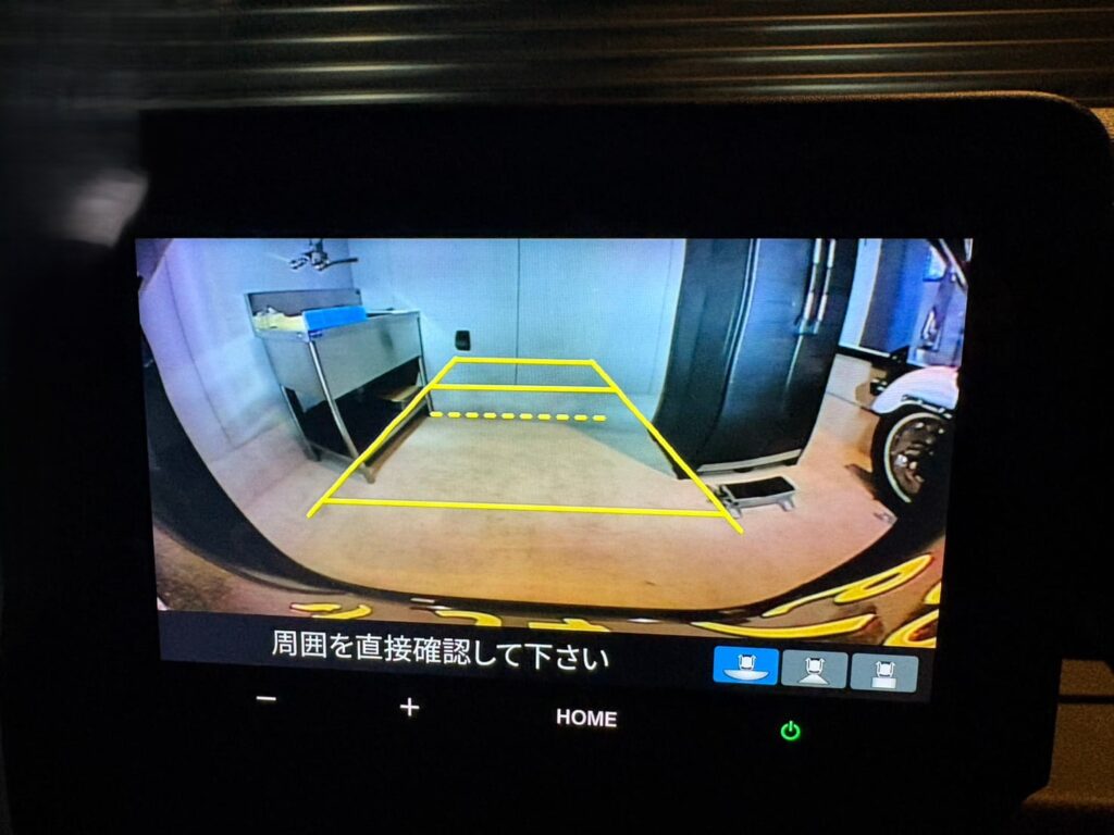 LEDバックランプ交換後のN-VAN eバックカメラ映像。ガレージ内が明るく映る