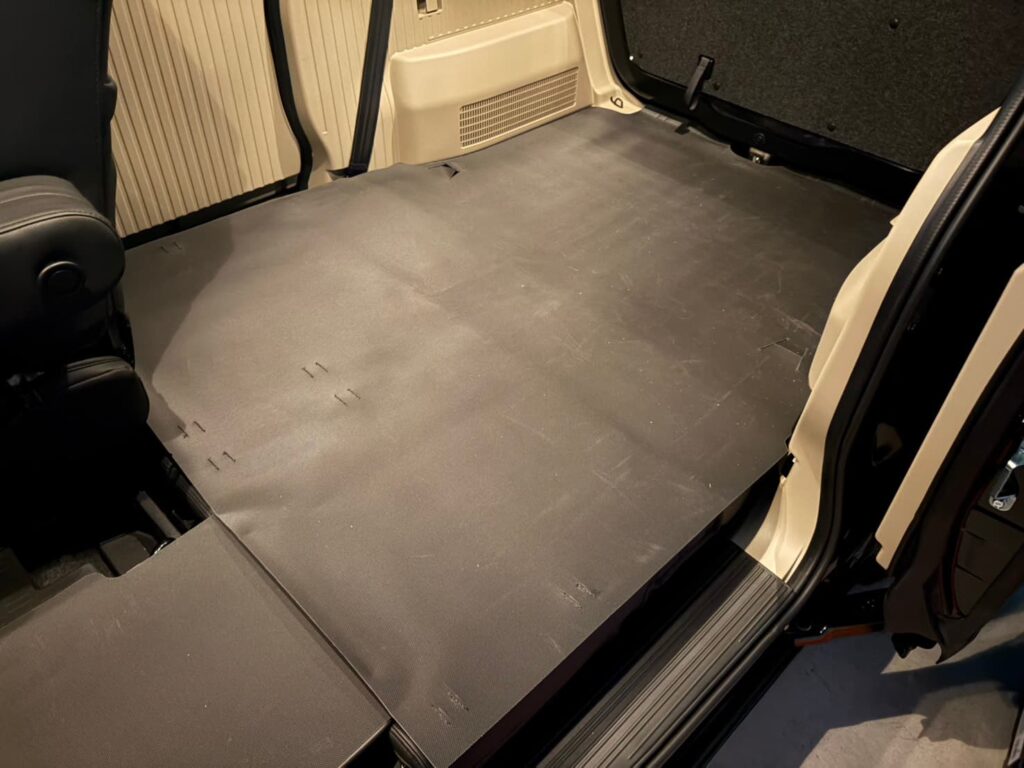 N-VAN eに純正ラゲッジマットを敷いた状態。荷室がフラットに仕上がっている