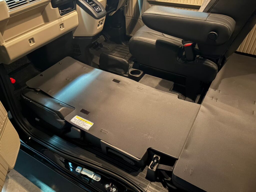 純正ラゲッジマットが助手席側まで一体でカバーしているN-VAN eの室内