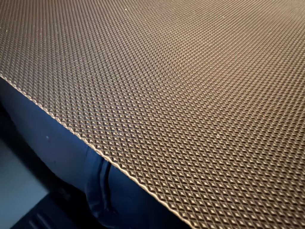 純正ラゲッジマット表面の細かな凸凹加工。滑りにくいテクスチャ