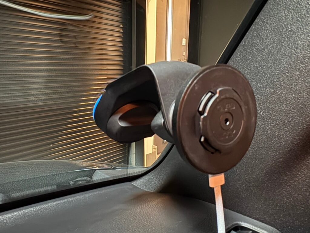 クアッドロックの車載マウントをN-VAN e:のガラスに装着した状態