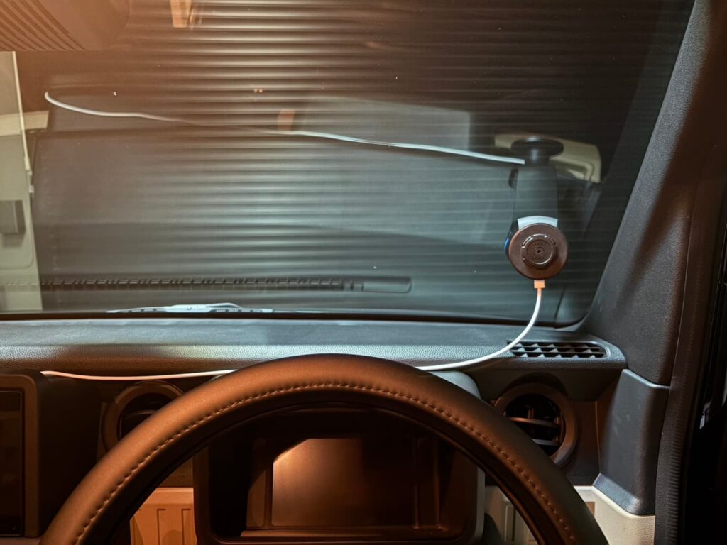 N-VAN e:のフロントガラス右側に取り付けたクアッドロック車載マウントと配線の位置関係