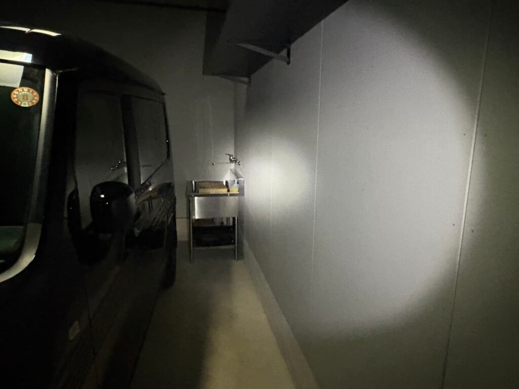 アストロプロダクツ作業灯で壁面を照らしたときの明るさの比較