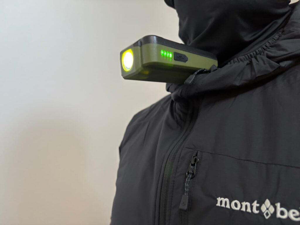 首元に掛けた作業灯の側面。バッテリー残量インジケーターが点灯している様子