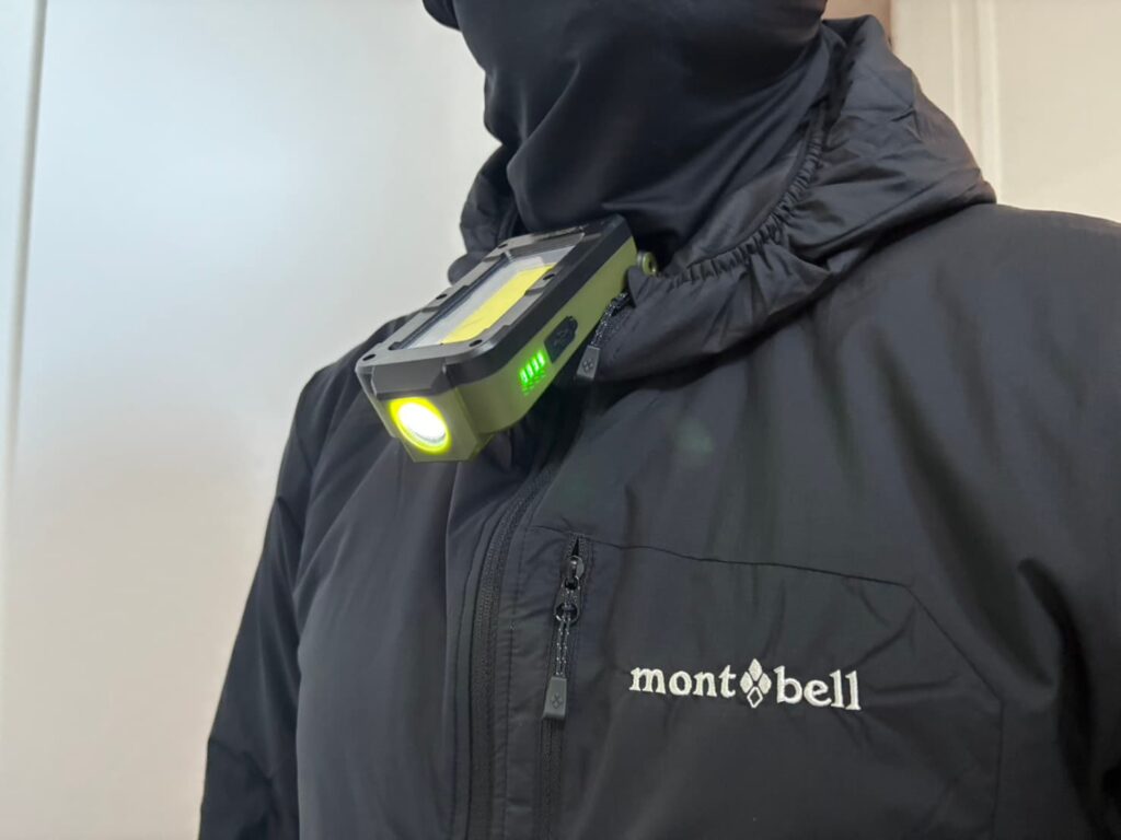 アストロプロダクツの充電式作業灯を首に掛けて使用している様子