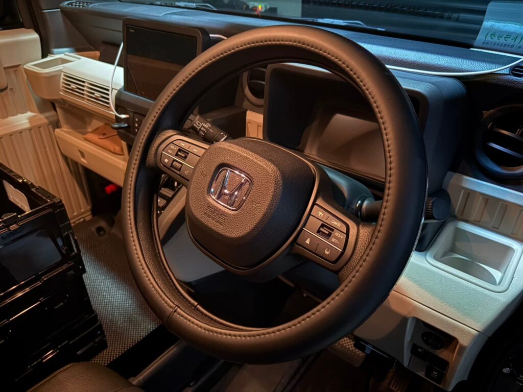 クラッツィオ本革ハンドルカバーを装着したN-VAN eの運転席全景
