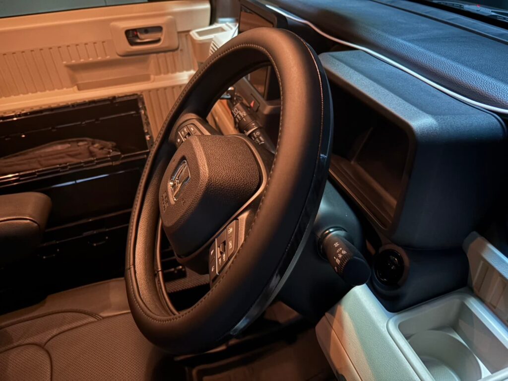 クラッツィオ本革ハンドルカバーを装着したN-VAN eのハンドルの質感