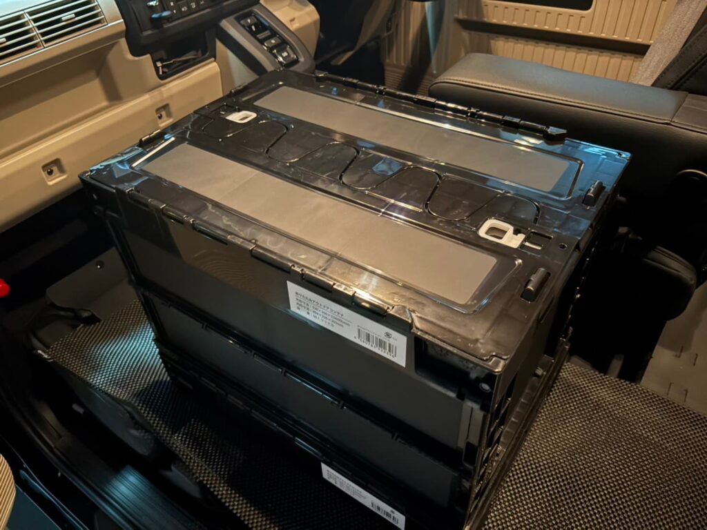 滑り止めマットの上に折りたたみコンテナボックス(オリコン)を配置した状態。カーブやブレーキでも動かない。