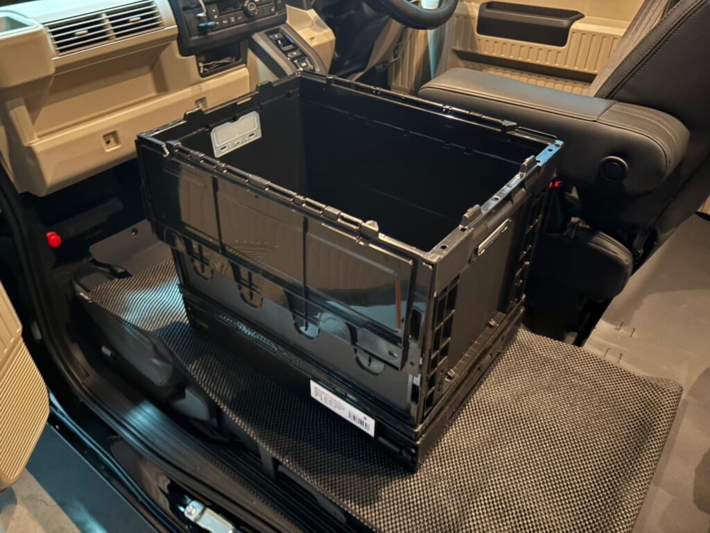 展開したオリコンを助手席フラット部分に設置した状態