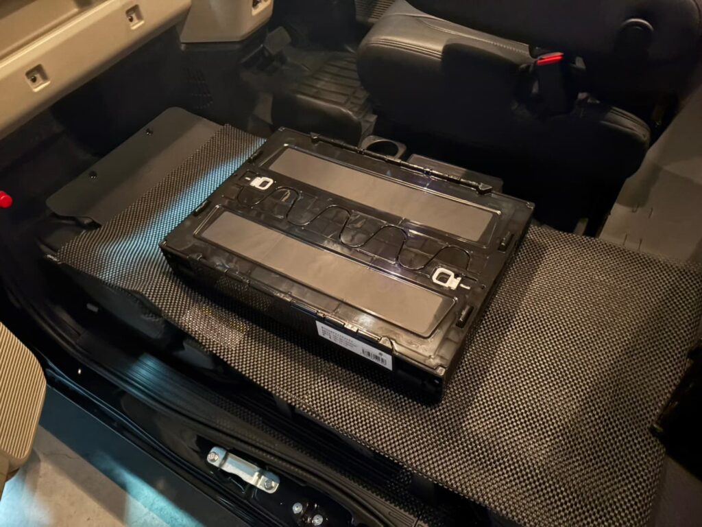 折りたたんだ状態のオリコンを助手席に置いた様子