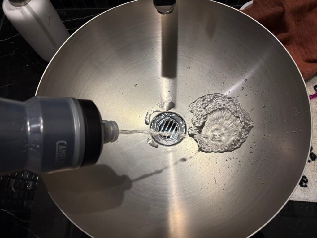 CAMELBAK ポディウム チルを傾けて軽く握るだけで水が出る様子。