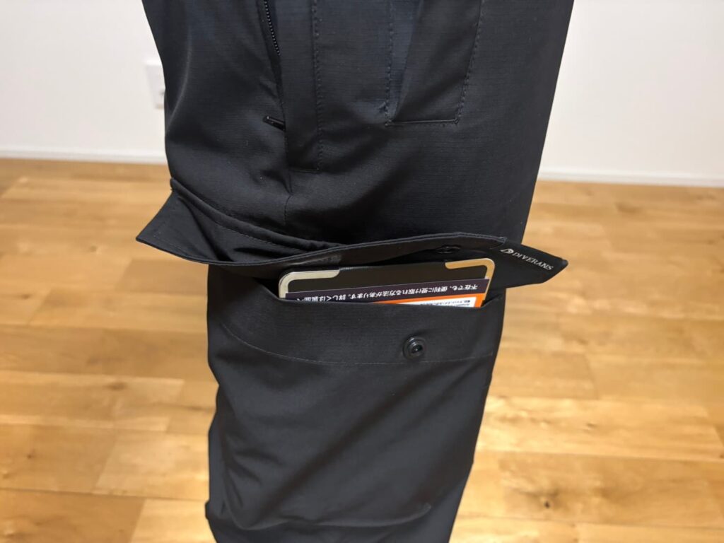 100均のクリップボードをカーゴパンツのサイドポケットに入れた状態。上部がはみ出している