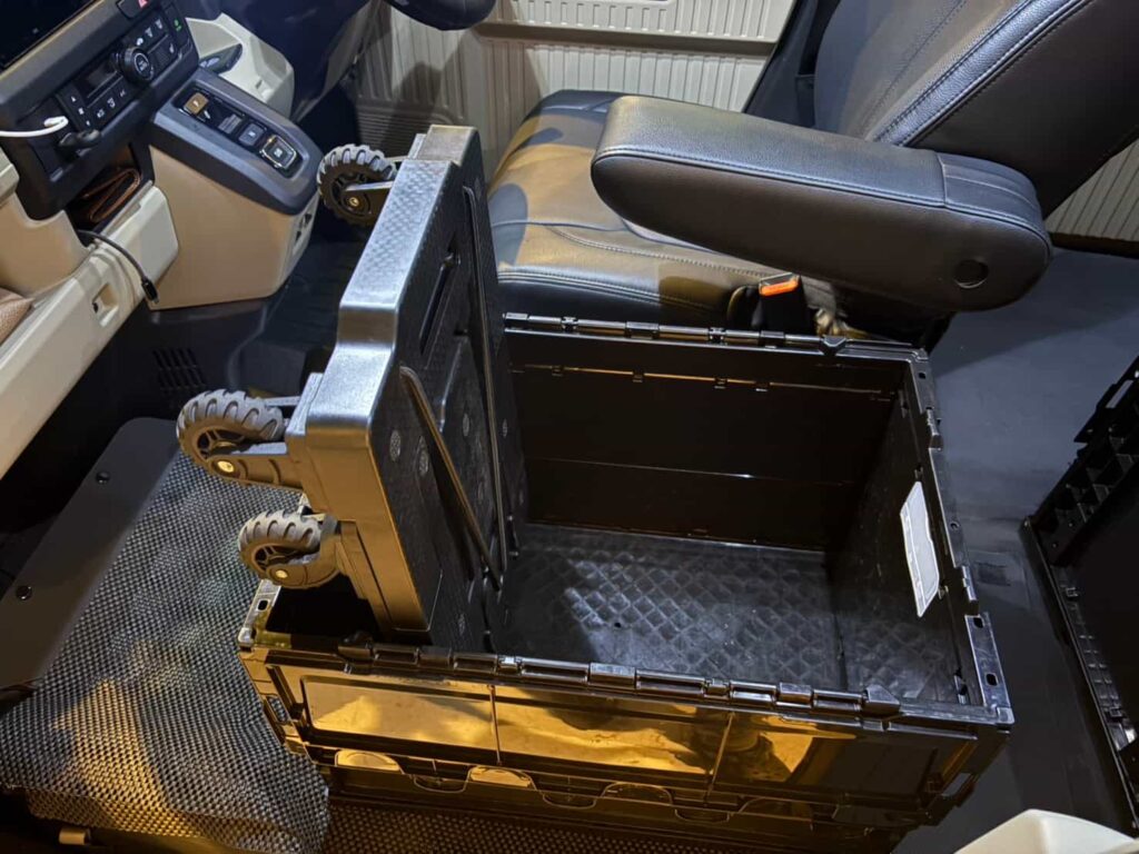 折りたたんだ台車をオリコンの中に立てて収納している状態