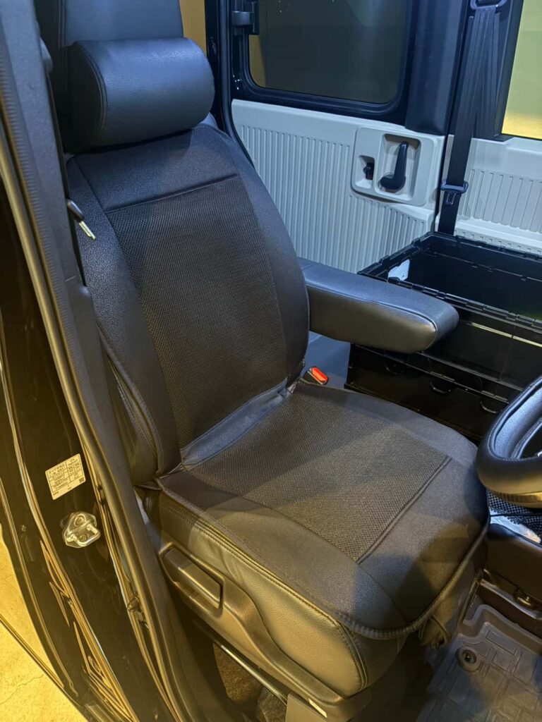 N-VAN eの運転席に装着した黒いシートファン。座面と背もたれ部分に取り付けられている。