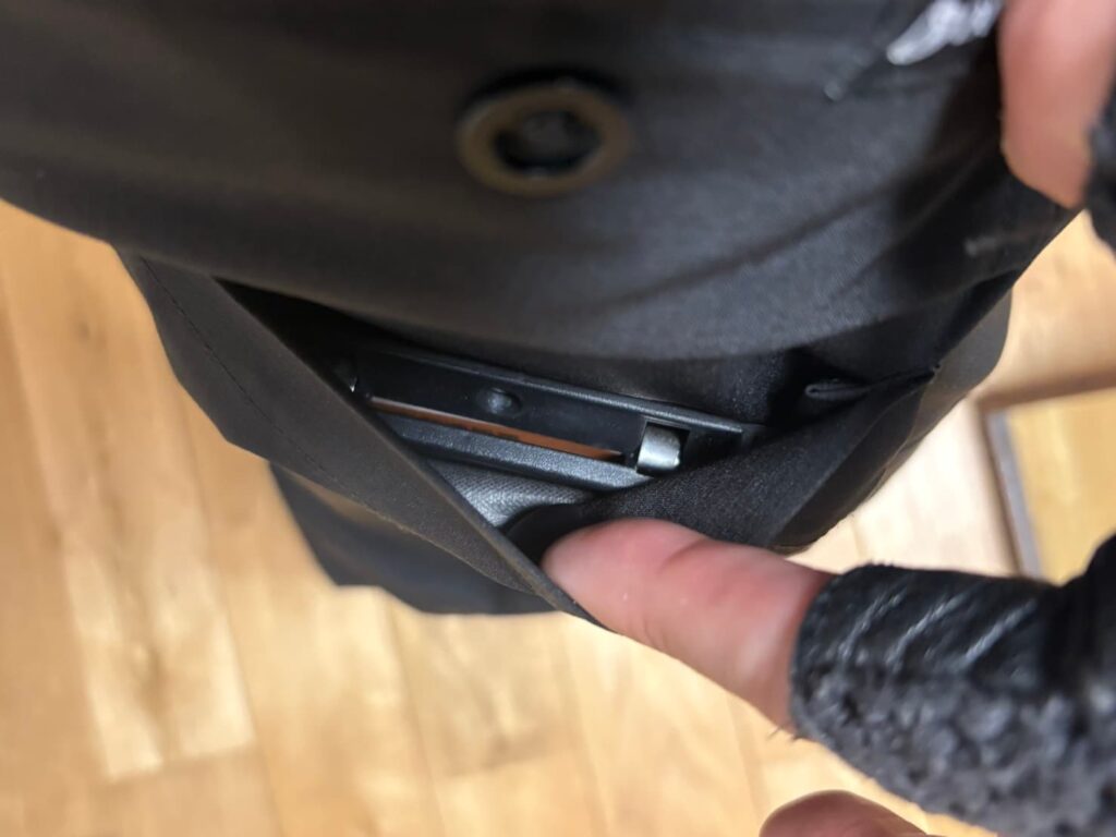 A6サイズのクリップボードをカーゴパンツのサイドポケットに収納した状態