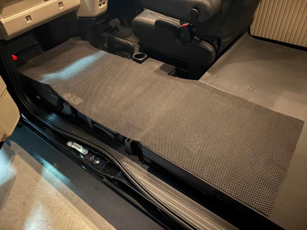 N-VAN e: 助手席フラット部分に滑り止めマットを敷いた状態。荷物が滑らないよう全面に敷き詰めている。
