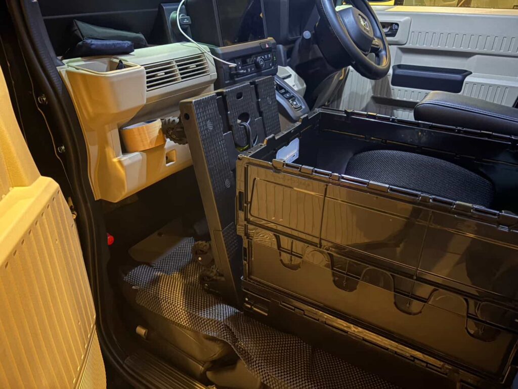 N-VAN e:の助手席前に折りたたみ台車を立てかけた状態