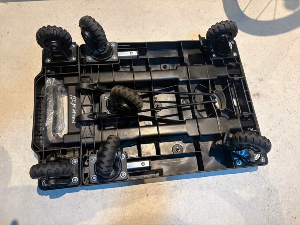 折りたたみ台車の裏面。複数の車輪とゴムバンドが見える