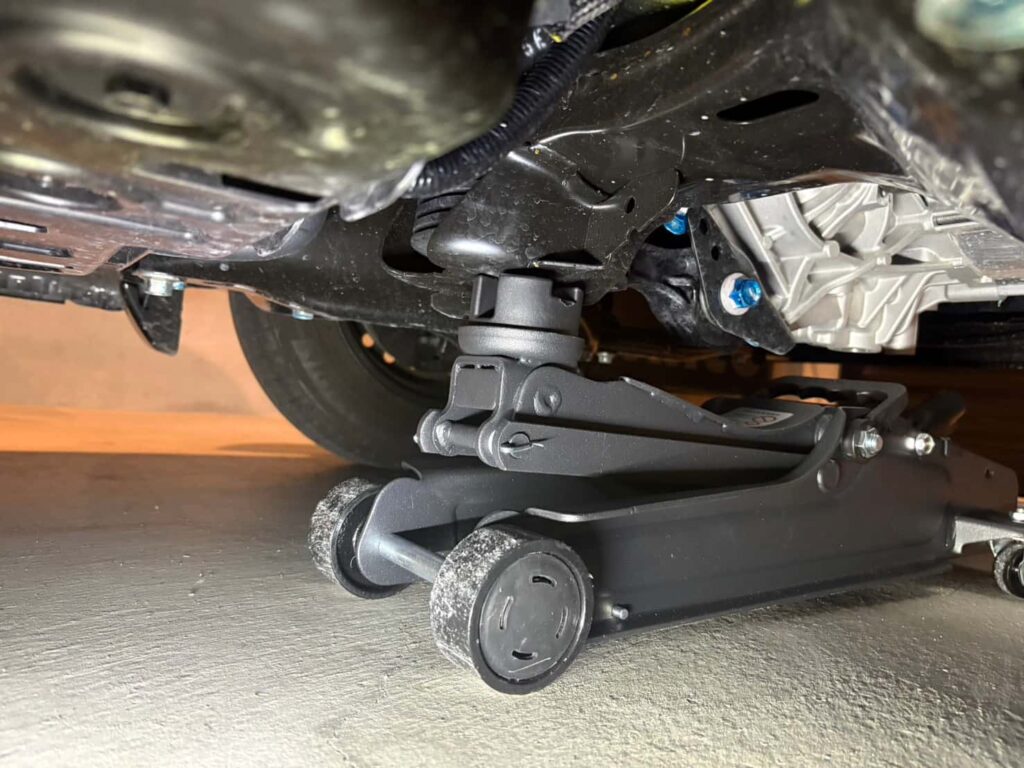 N-VAN eのフロントジャッキポイント位置|車体中央の溝