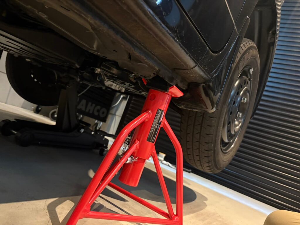 ジャッキアップ後にウマで車体を支える様子|リジットラック設置