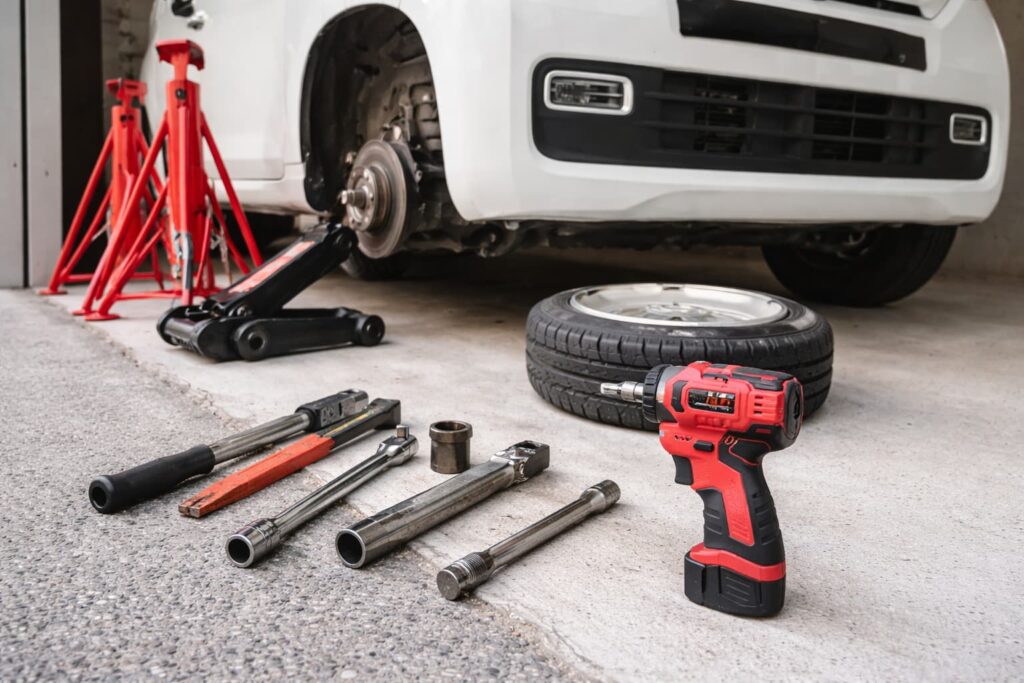 N-VAN e:のタイヤローテーション作業風景｜インパクトレンチとジャッキ・工具一式