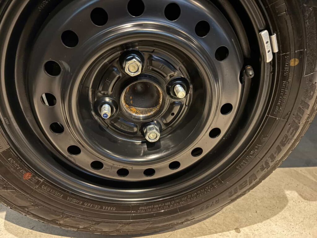 インパクトレンチでホイールナットを仮締めしている様子