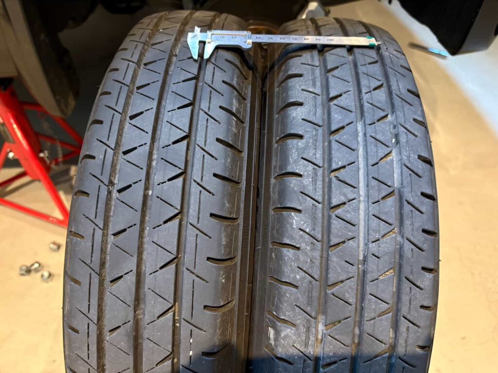 フロントとリアタイヤの摩耗差をノギスで比較