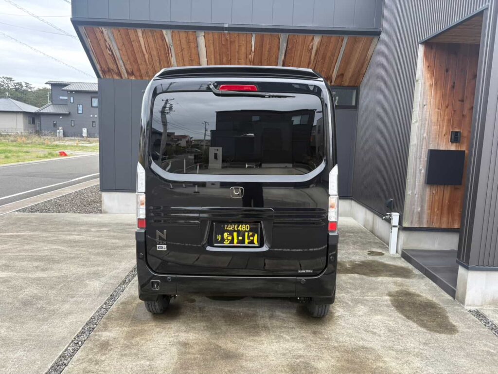 N-VAN e 後方からの外観（リアスポイラー装着後）