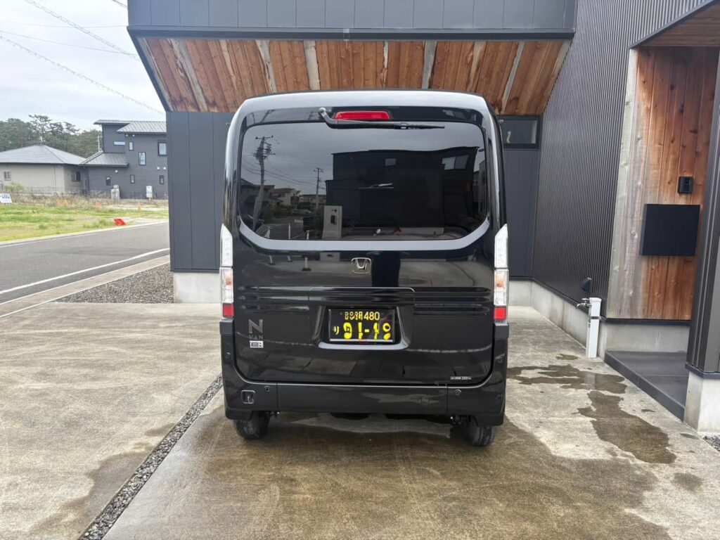 N-VAN e 後方からの外観（リアスポイラー装着前）