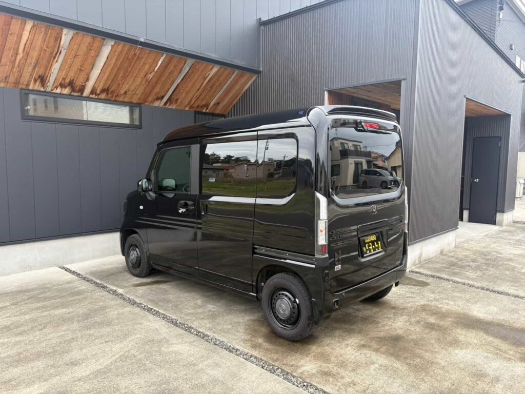 N-VAN e 斜め後方の外観（リアスポイラー装着後）