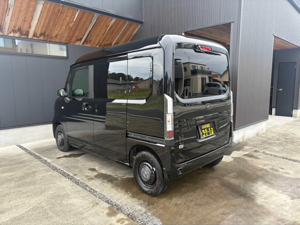 N-VAN e 斜め後方の外観（リアスポイラー装着前）