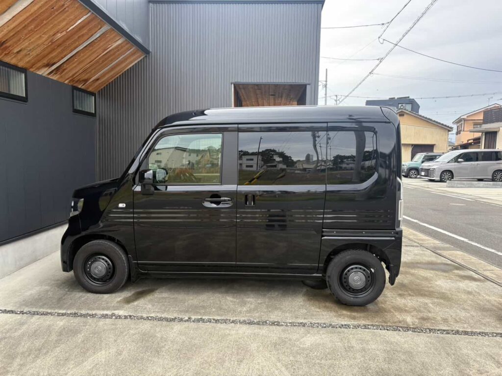 N-VAN e 横からの外観（リアスポイラー装着後）