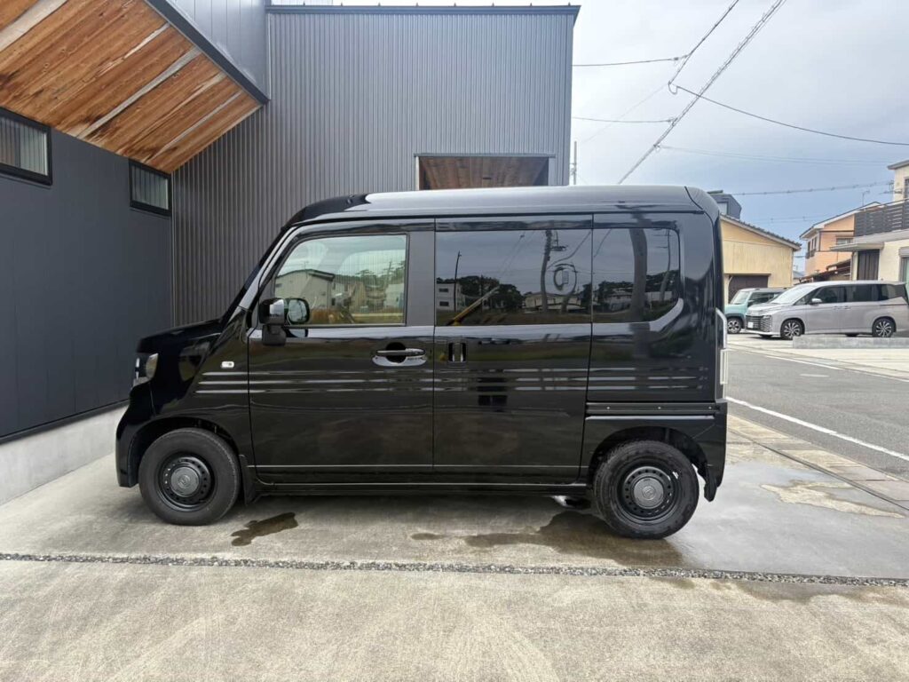 N-VAN e 横からの外観（リアスポイラー装着前）