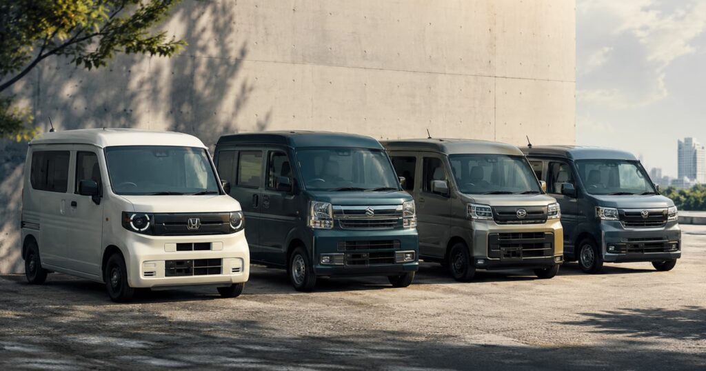 2026年版LEVO補助金の記事用に、N-VAN e:とEV軽商用車を並べて比較するイメージ