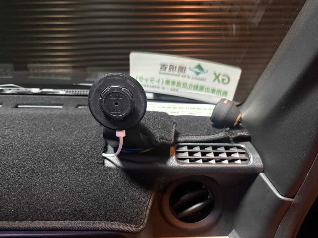 N-VAN e:のエアコン吹き出し口左上に設置したクアッドロック